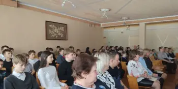 Весенний букет талантов: в Новосадской школе прошел праздничный концерт к 8 Марта